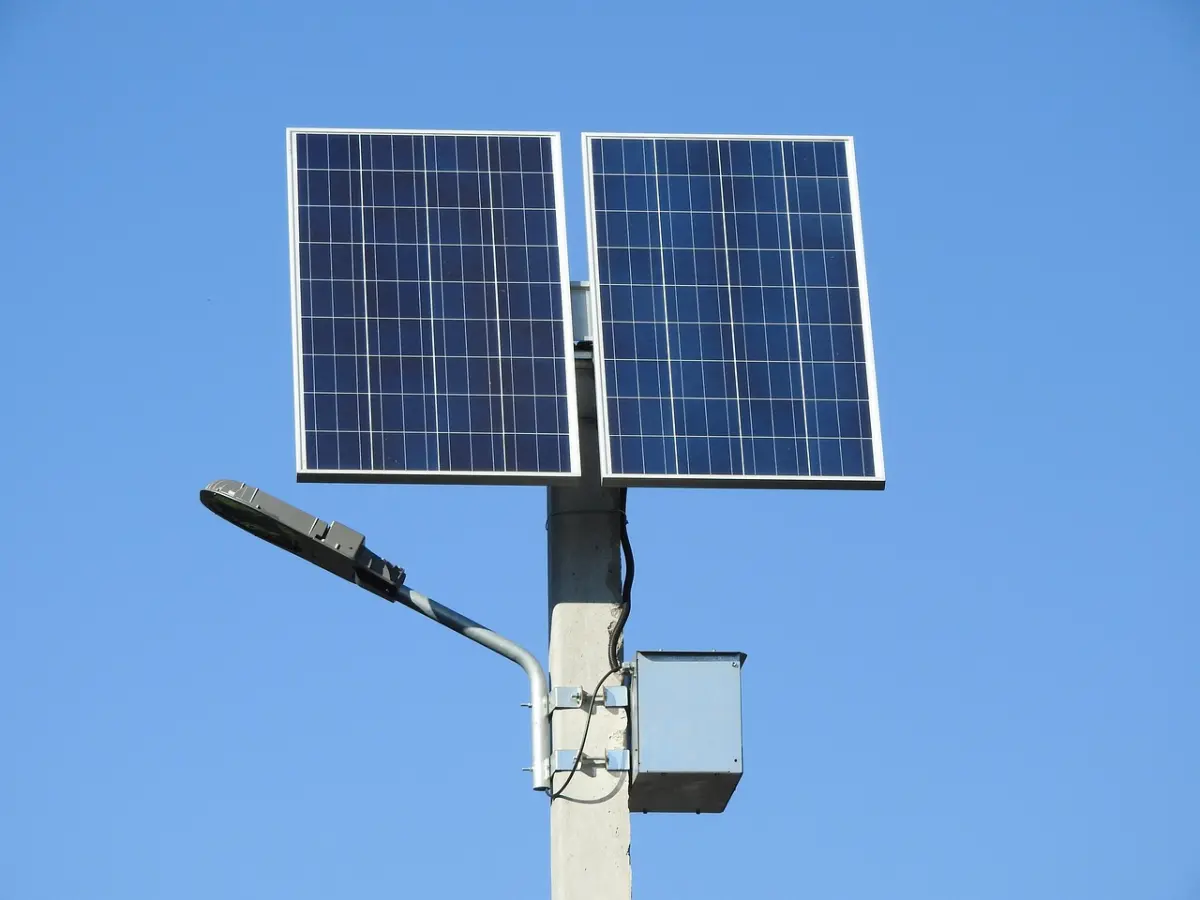 Thuisaccu zonnepanelen combineren: bespaar €400-700 per jaar